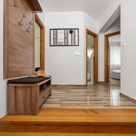 Wunderschoener Neubau Mit Privatem Pool Und Jacuzzi Vozilici