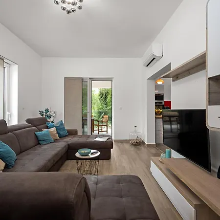 Holiday home Wunderschoener Neubau Mit Privatem Pool Und Jacuzzi Vozilici