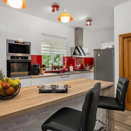 Wunderschoener Neubau Mit Privatem Pool Und Jacuzzi