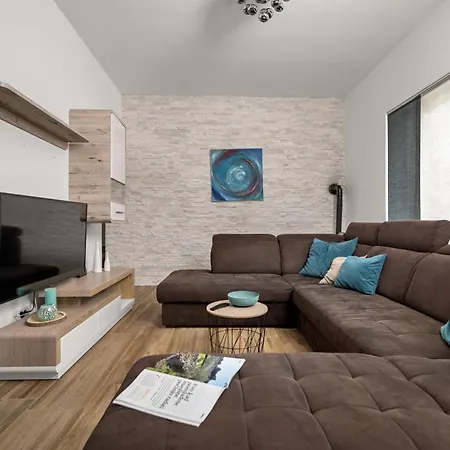 Feriehus Wunderschoener Neubau Mit Privatem Pool Und Jacuzzi *